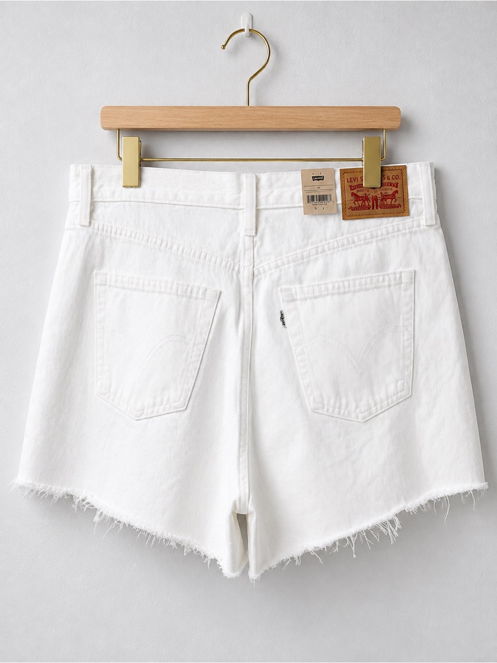 Levi’s High Waisted Mom Jean Shorts White Distressed Size 31 NWT Raw Hem